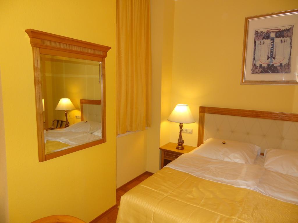 Residence Parliament Budapest Room photo