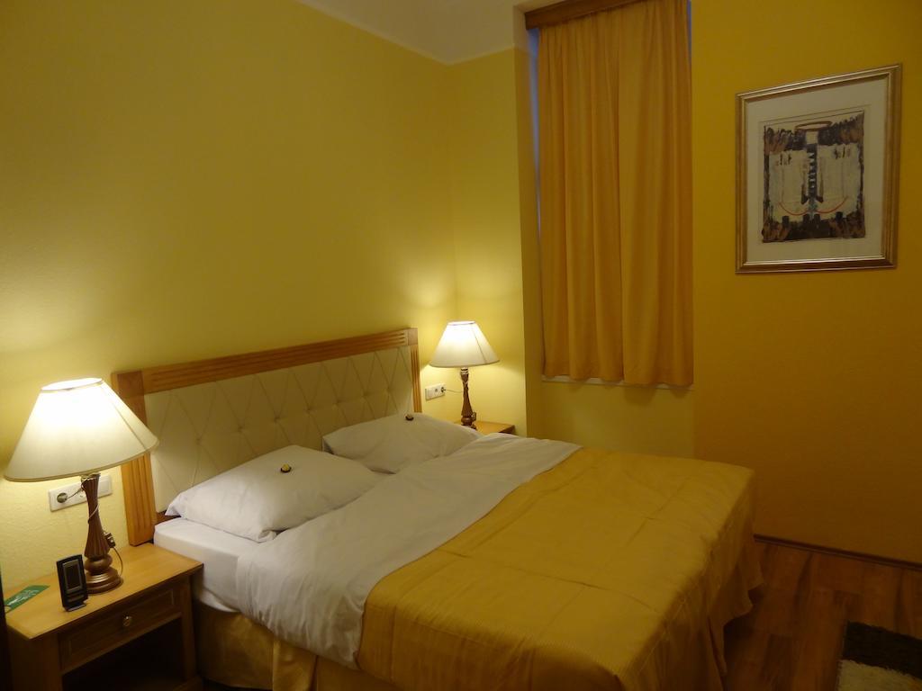 Residence Parliament Budapest Room photo